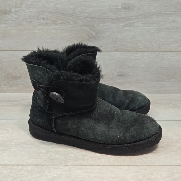 Ugg Australia Women's 3352 Button Black Suede Sheepskin Ankle Boots Shoes Sz 9 - Picture 1 of 11